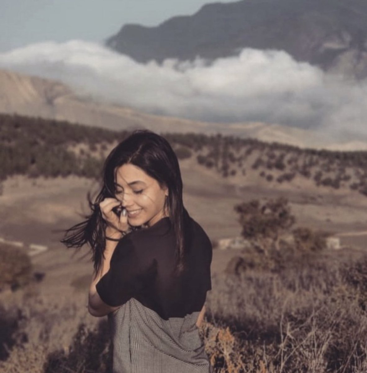 Hananeh Kian, 23 anni. Era scesa in piazza in #Iran, per protestare contro l'uccisione di #MahsaAmini. Il regime ha portato via anche la sua vita. Oggi anche lei è Mahsa Amini...