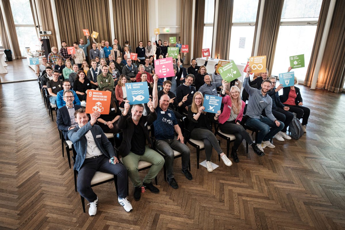 Wir gehen im “WestDerby Zukunft” als Sieger vom Platz und wurden von <a href="/RENNwest/">RENN.west</a> für unsere #Nachhaltigkeit-Projekte ausgezeichnet! Danke <a href="/HeidemannBritta/">Britta Heidemann</a> für die Laudatio und allen Teilnehmer*innen für den tollen Austausch!
tsc-newsroom.de/2022/09/23/aus…