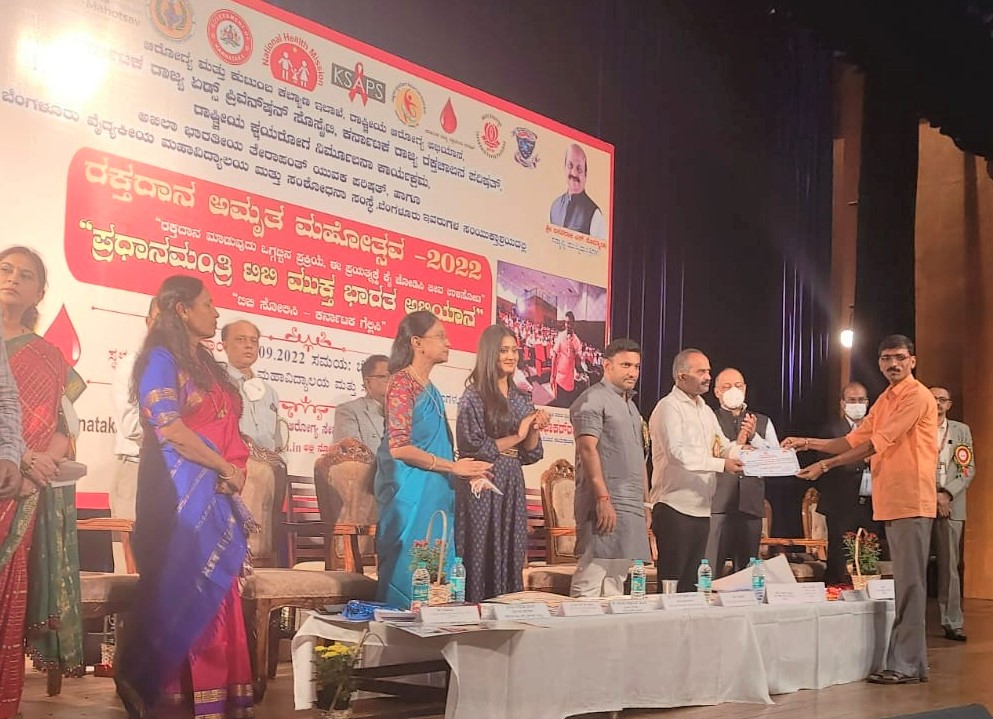#CorporateTBPledge holder Jeevitha Enterprises was felicitated👏 by the Hon'ble Governor of Karnataka during the state launch of Pradhan Mantri's #TBMuktBharat Abhiyaan for their outstanding initiatives and adopting 250 #TBpatients 🫁  in the region.

#TBHaregaDeshJeetega #EndTB