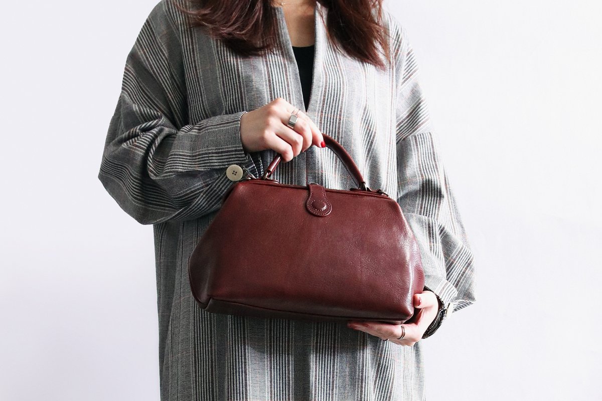 maruyaselection's tweet image. 本来廃棄されてしまうワインポマース（搾りかす）を再活用した、美しいサステナブルレザーのバッグ。
食の副産物である革を活かしながら植物由来の副産物をアップサイクル。素敵です。
#Ateliernuu /LEZZA BOTANICA VINO 
#レッザボタニカ 
maruya-selection.com/products/nu66-…