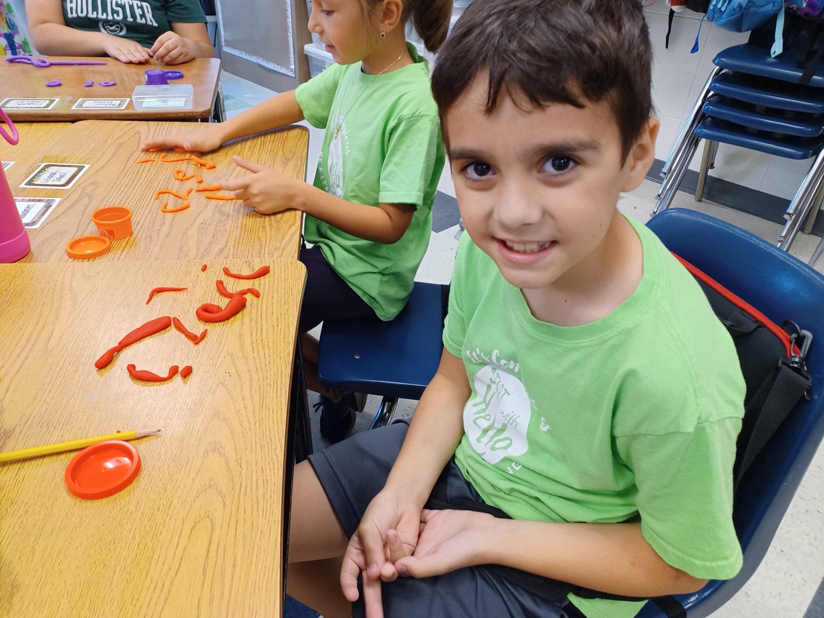 mkjeldsen2's tweet photo. So many ways to say HELLO! #oakridgemustangs https://t.co/R68hGXbe4d