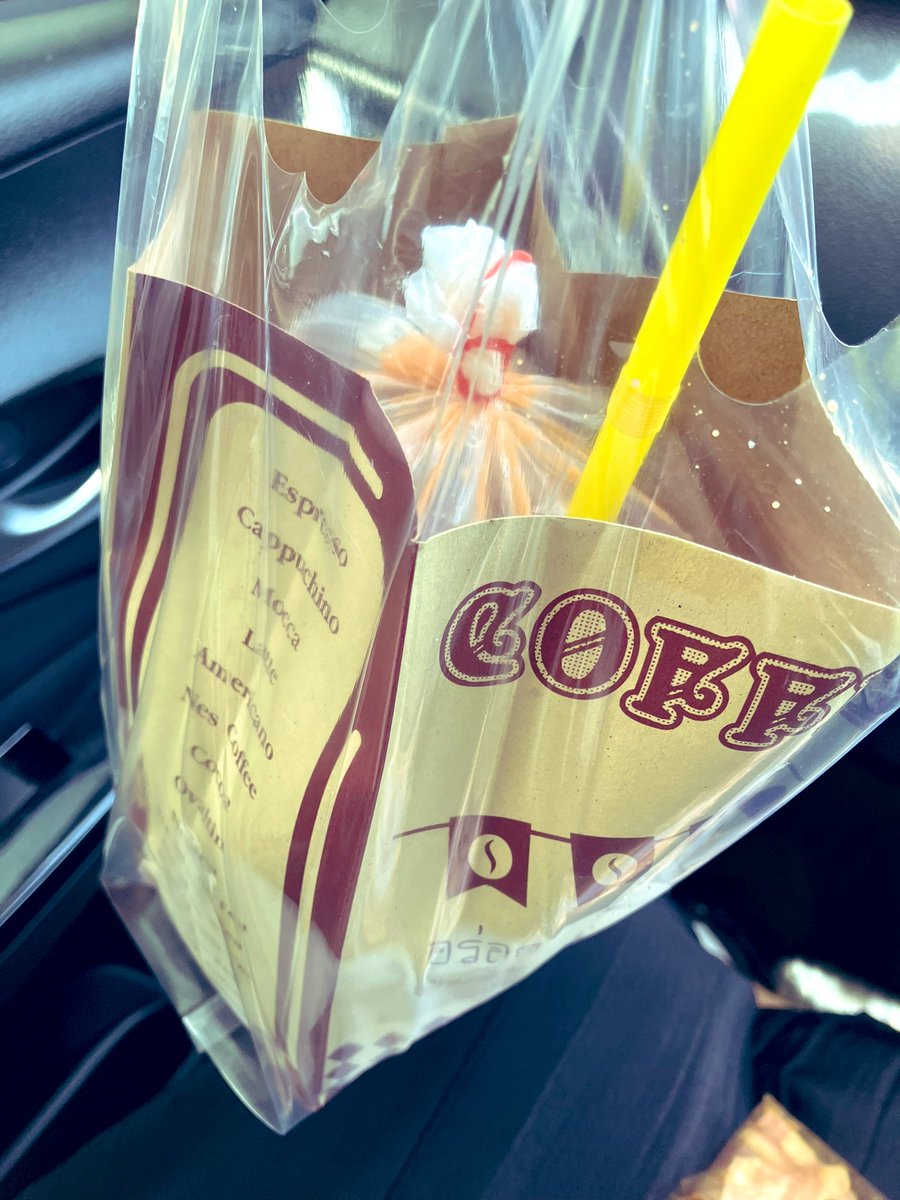 midorikawa06's tweet photo. サワディージャオ日記

でかタイティー25バーツ(約100円)
一日飲んでも無くならへん。 https://t.co/J3f5P8xnVC