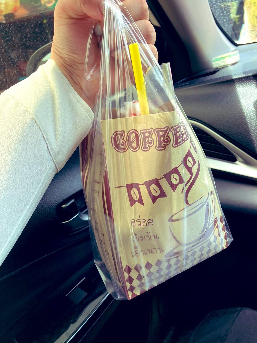 midorikawa06's tweet photo. サワディージャオ日記

でかタイティー25バーツ(約100円)
一日飲んでも無くならへん。 https://t.co/J3f5P8xnVC