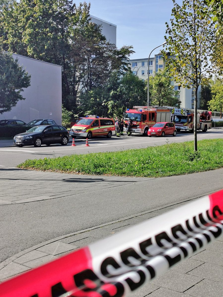 BFMuenchen's tweet photo. +++ Update 12.41 Uhr +++
Die Vorbereitungen zur #Evakuierung der Anwohnerinnen und Anwohner in #Denning laufen auf Hochtouren. Ihr könnt uns helfen, indem Ihr den Bereich rund um die Ostpreußenstraße schon jetzt weiträumig umfahrt. #wirfuerMuenchen https://t.co/RRQSi7DKko