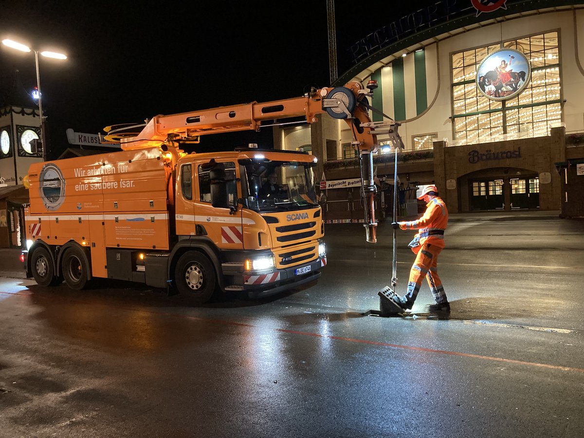 MSEMuenchen's tweet photo. Das 2. Wiesn-Wochenende steht an: Wir wünschen viel Spaß und feiert schön! Die MSE macht für euch sauber, während ihr im Bett schon wieder von der nächsten Gaudi träumt. Unser Trupp reinigt dann gut 60 Straßenabläufe für euch. Das ist ein #Danke wert! #Wiesn #MSE #Oktoberfest https://t.co/FCKySXIBMF