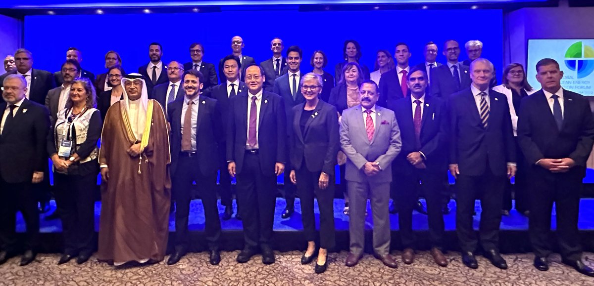 DrJitendraSingh's tweet photo. Formal Group Photograph of Ministers from across the world, attending Global Clean Energy Action Forum meet at #Pittsburg, USA. https://t.co/NIinb8WRXo