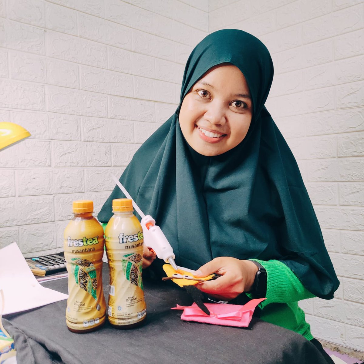 GekNiendy's tweet photo. suntuk banget sama aktivitas akhir2 ini, akhirnya coba bikin DIY sambil ditemenin FRESTEA NUSANTARA baru yang bantu bikin hariku relax. aroma otentik &amp; rasa teh rumahan itu loh yang bikin kalem. cobain deh @Frestea_id https://t.co/eLjG3csFr6