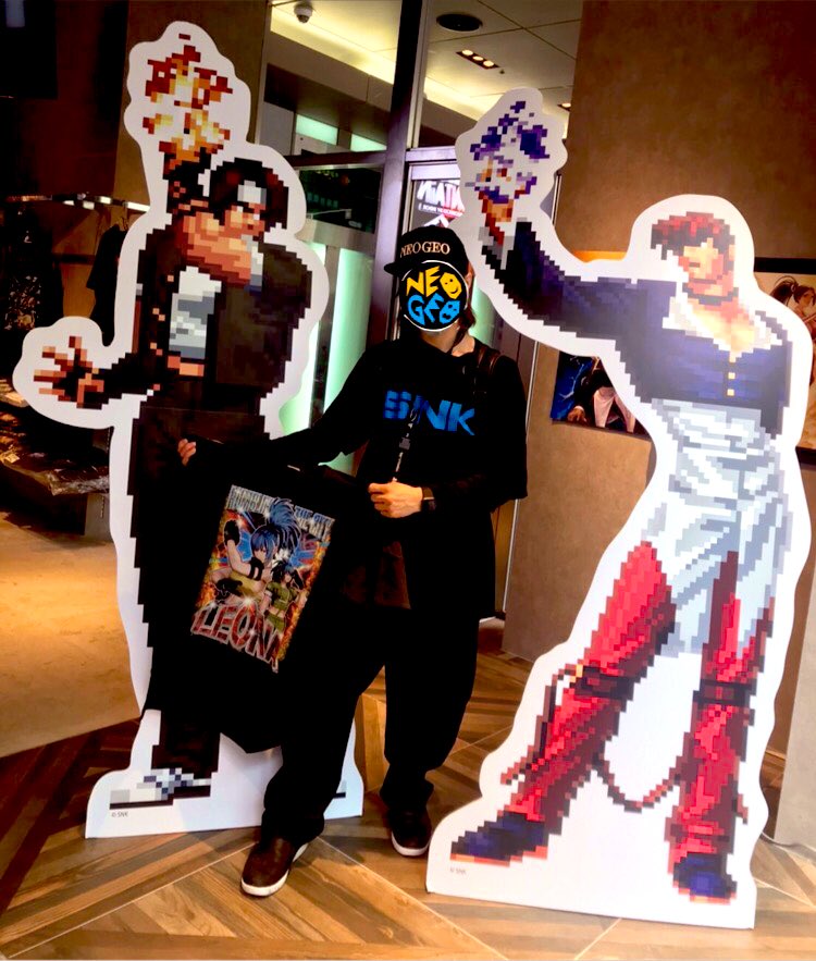 kenkenpamax's tweet photo. 秋葉原のTHE AKIHABARA CONTAiNER にて期間限定ほネオジオショップ（NEOGEO GOODS SHOP）に行って来ました😊
レオナのＴシャツ見つけてテンション上がりました✨

#SNK 
#KOF
#NGGS2022)
#NEOGEO
@TheAKBCTN_INDOR https://t.co/8suBkoJLOy