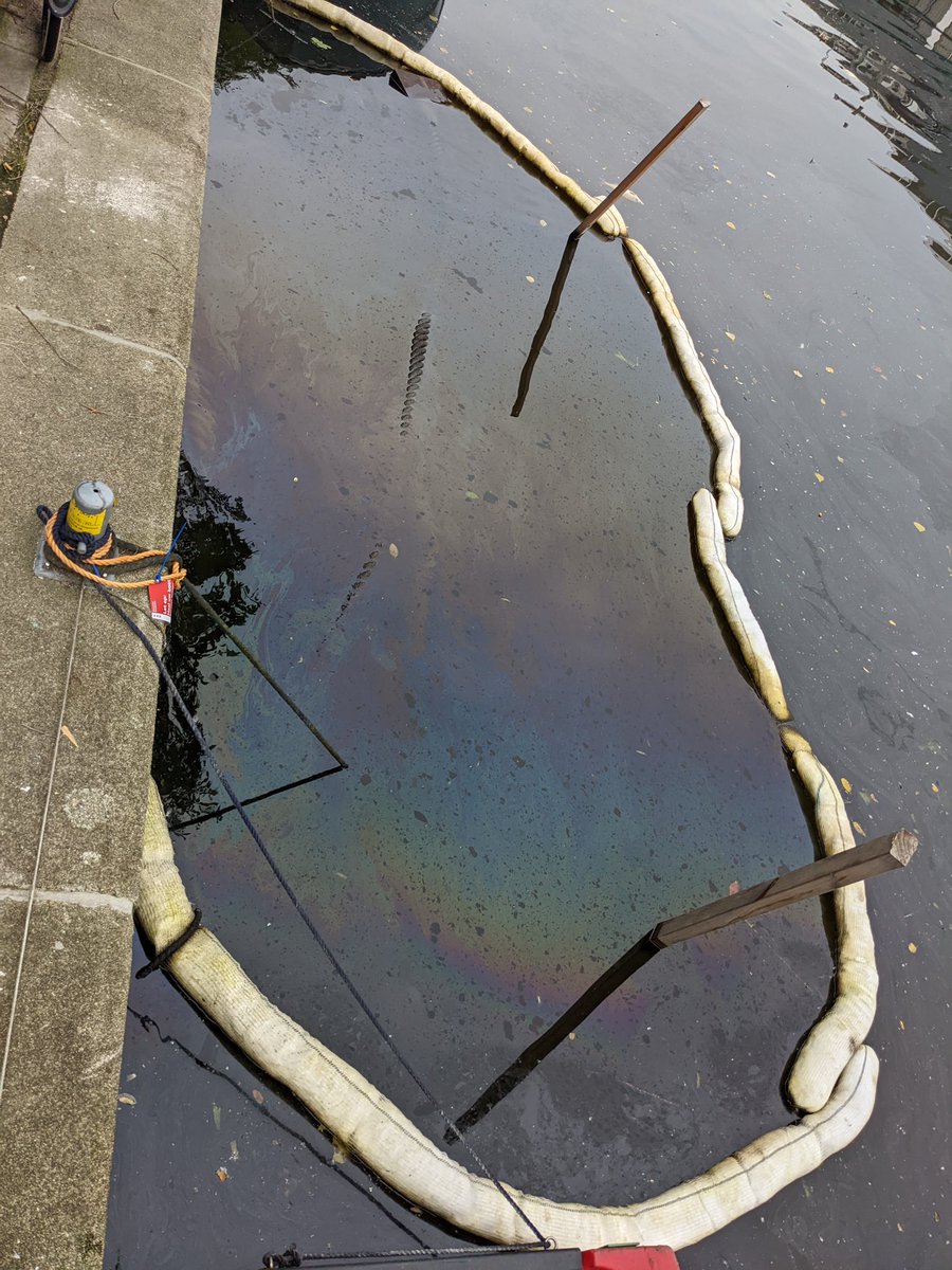 MeetMilda's tweet photo. It is sad to see our beloved Amsterdam  &amp; canals just outside the city centre in this condition. The situation next to Postjeskade 25 since December looks heartbreaking 💔 @AmsterdamNL @Waternet - a little less conversation, more action, please https://t.co/f7wEpwkgsW