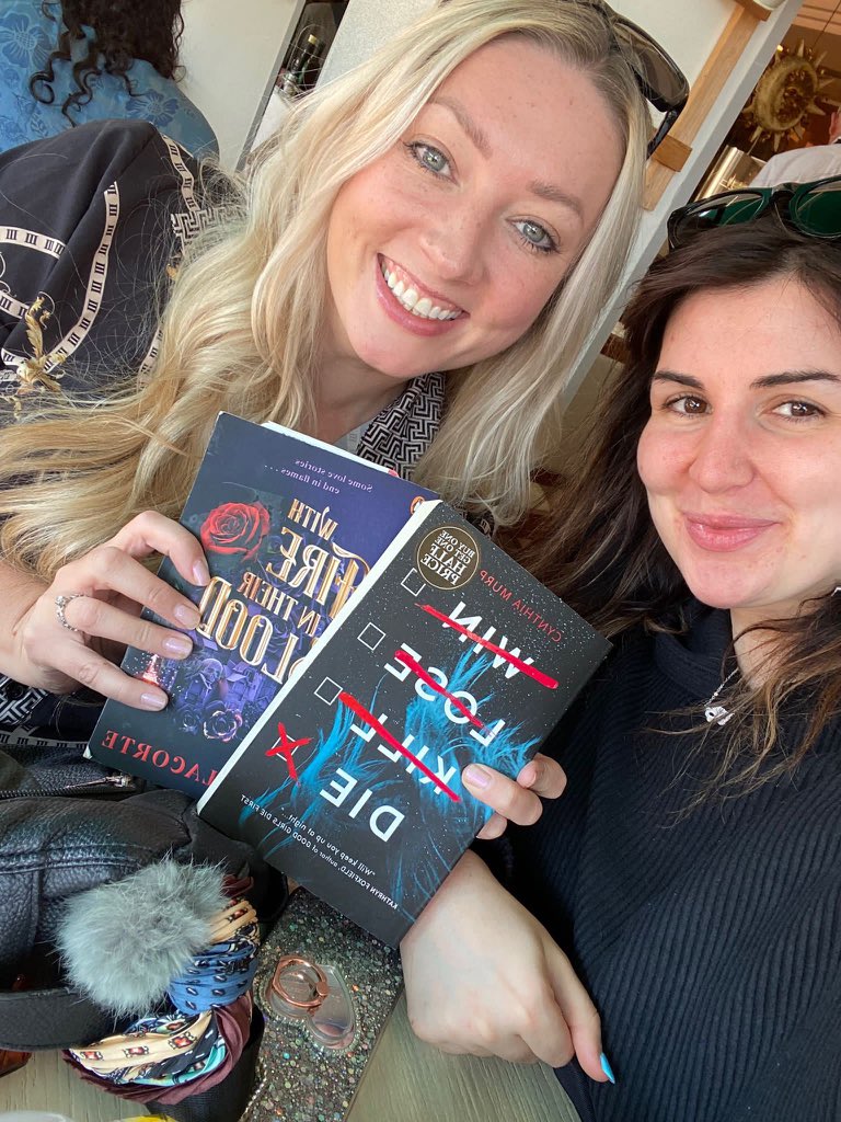 CynthiaMurphyYA's tweet photo. Look who I found in Venice @StephT2000 @izzy_gahan 👀♥️ @katdelacorte https://t.co/RA9VsyIMCo
