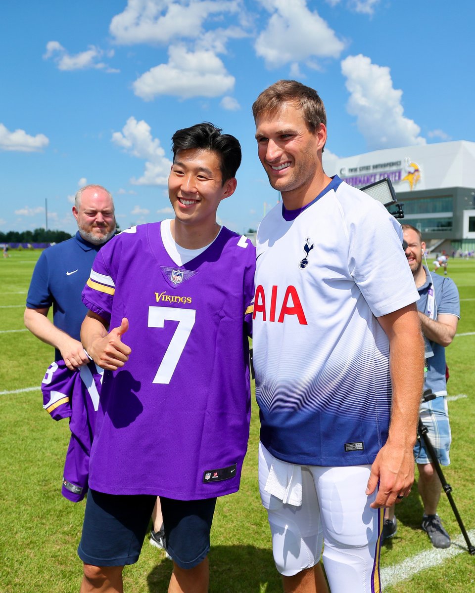 SpursOfficial's tweet image. 😁 @Sonny7 x @KirkCousins8

@NFLUK is back at @SpursStadium this weekend 🏈