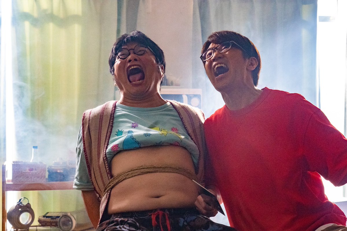 ／
#よだれもん家族 
最終回(25話)オフショット公開💐
＼

めっちゃ叫んでるーー
この2人の掛け合いが見えなくなるの
寂しい、、、😭

#大竹一樹
#松尾諭
#宮澤エマ
#長谷川百々花

<SPゲスト>
#オダギリジョー
#三村マサカズ