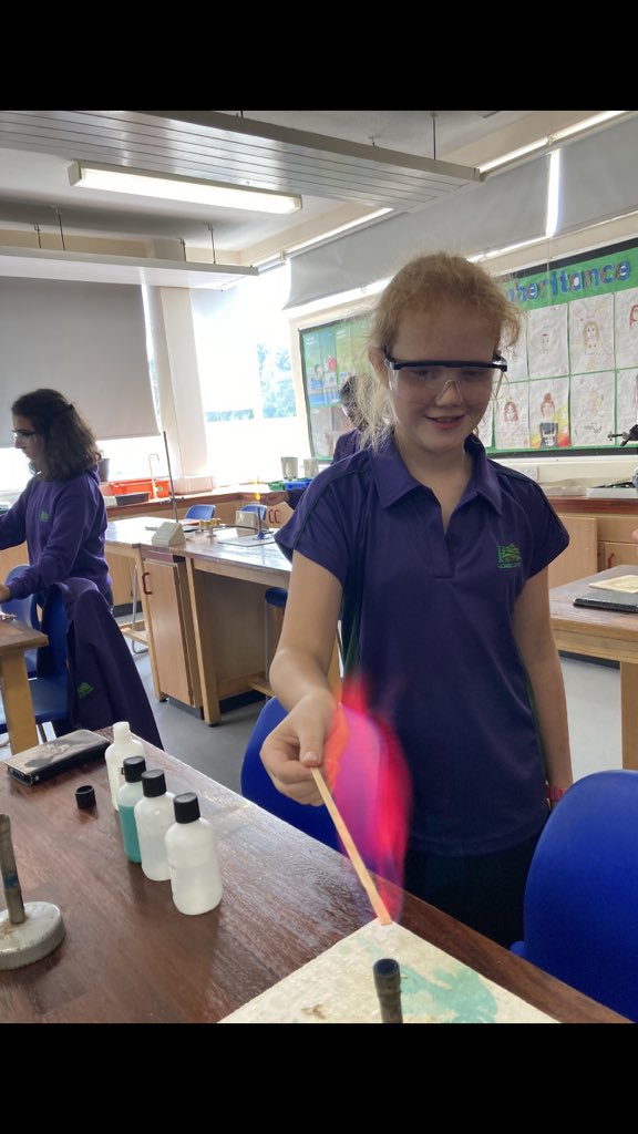 RicardsSTEAM's tweet photo. Fun start to year 7 #STEAM club @RicardsTweets @RLHSScience https://t.co/Ru0wkgCCxp