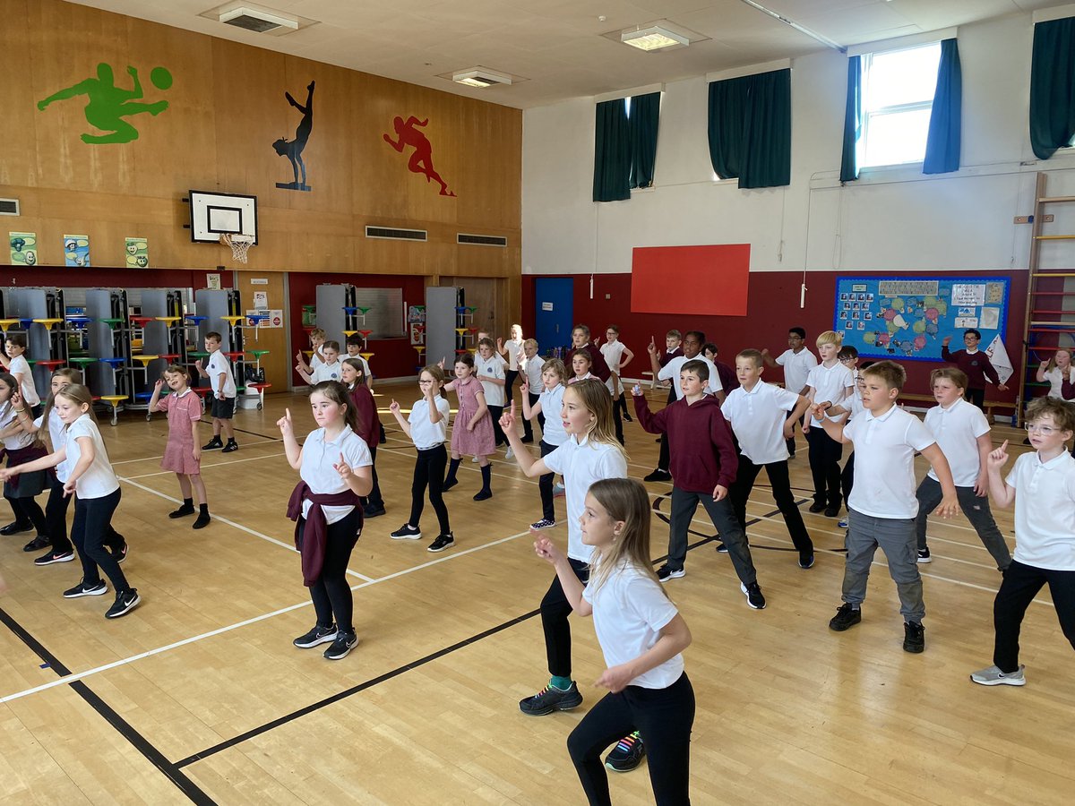 Jennife74258458's tweet photo. P4/5 and P5 were lucky enough to have a dance session this week with Suzanne Innes from Street Struck Dance. The pupils had so much fun learning a new routine. Here are a few photos! @DrakiesPS https://t.co/l5QRDNM9pJ