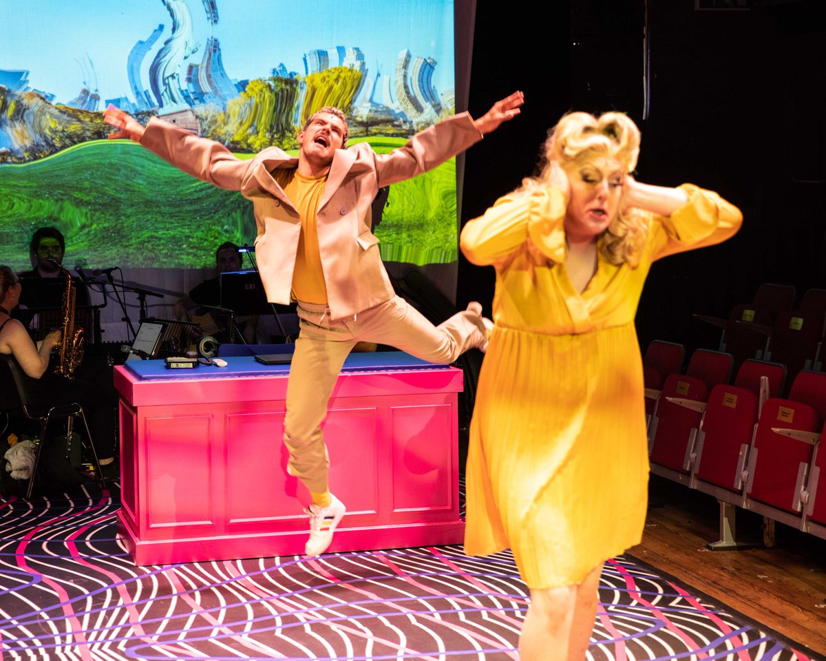 📢 Us shouting about the fact there's just ONE WEEK left to catch Trump L'Oeil in London: upstairsatthegatehouse.ticketsolve.com/ticketbooth/sh… <a href="/GatehouseLondon/">Upstairs At The Gatehouse</a> 📸 Nick Brittain