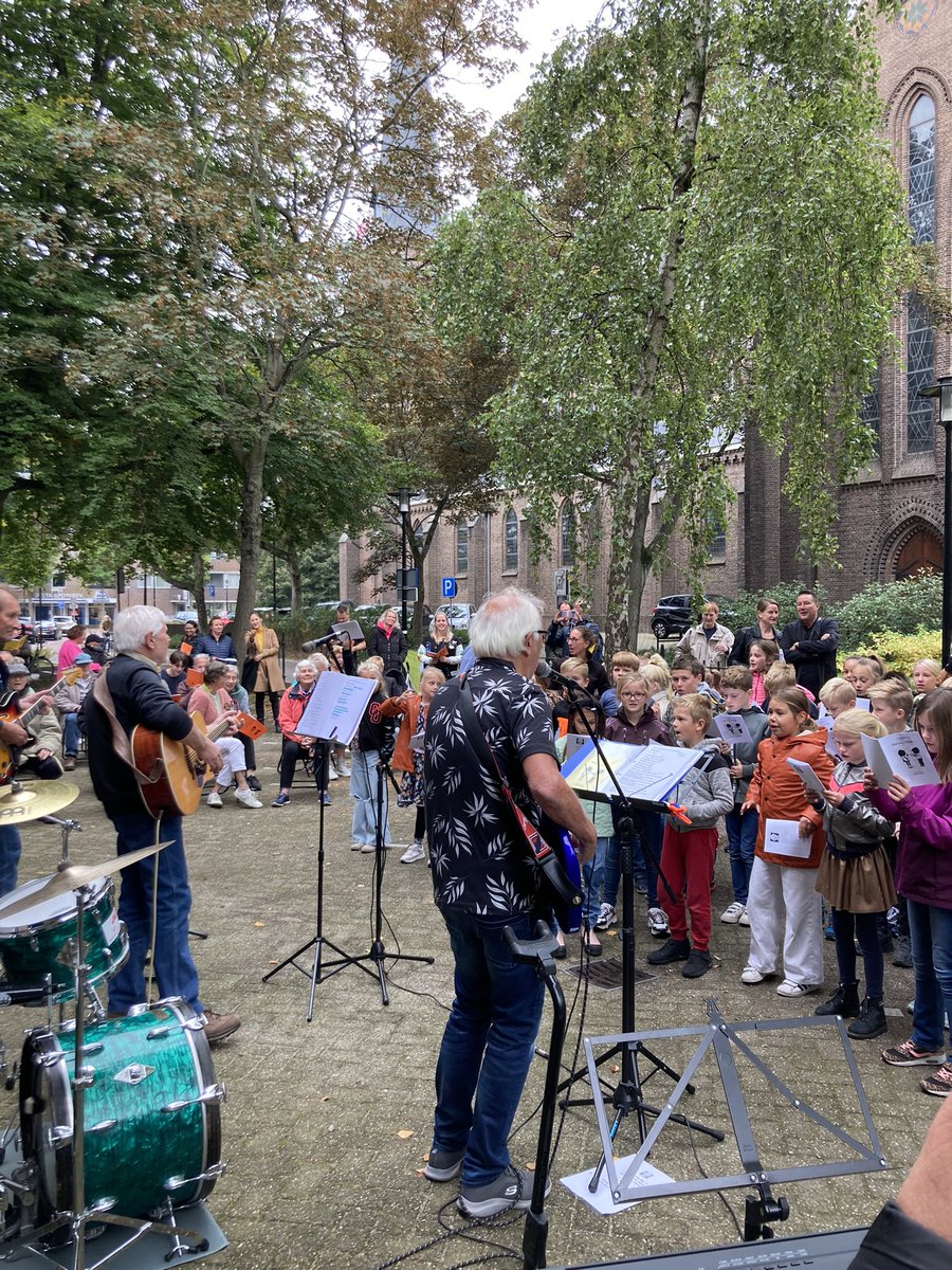 A-mee-zing festival vanochtend georganiseerd door ontmoetingscentrum Bollenstroom, Johannesschool en de muziekschool. Wat mooi dat deze buren dit met elkaar organiseren. Van jong tot oud genieten van de liedjes.