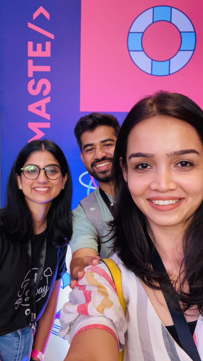 Sheetal2205's tweet image. Finally I met them @hey_yogini 
@designerdada 🙌 
@PeerlistHQ team 💚
#reactindia2022