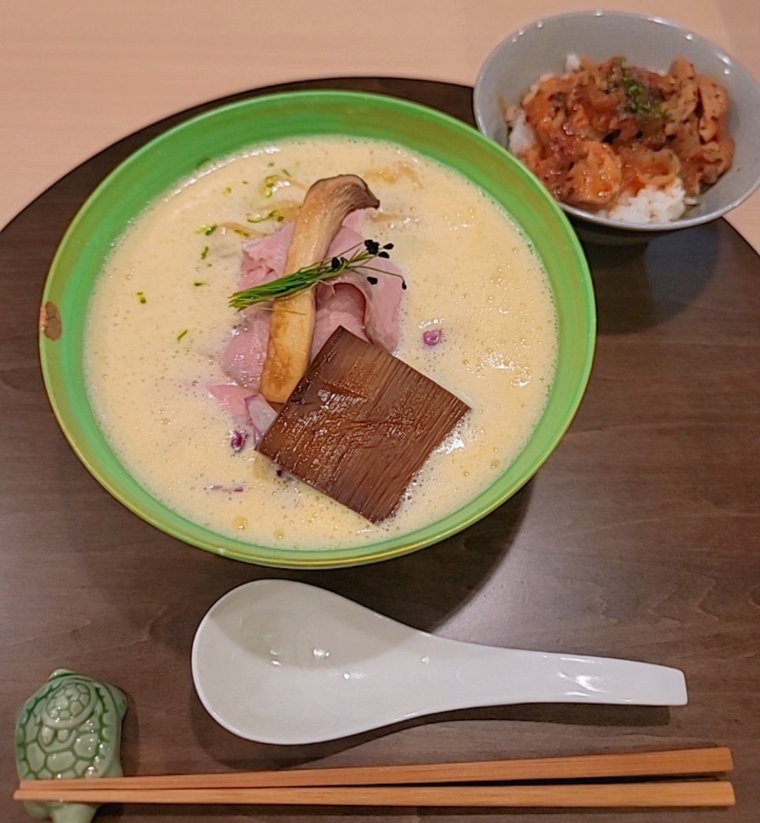 fuu3_'s tweet photo. 今日はラーメン食べに #手打麺祭かめ囲 に行ってきた！手作りの麺、めんま、チャーシュー等、全てのクオリティが高すぎ！凄く丁寧に調理されていて、全体のまとまりよく感動しました。
来年はミシュラン登録され激混みかな。また食べに行きます！
#柴崎 #手打麺祭 #かめ囲 #鶏白湯
@mensaikamei https://t.co/bJ5fjH7o8i