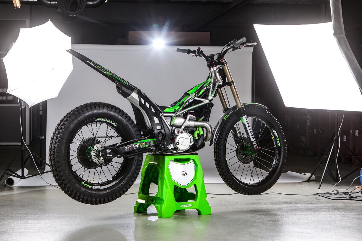 VertigoTrial's tweet photo. So much to illuminate😍💚 #DL12 #DougieLampkinReplica2023 https://t.co/ZrV6qp2QVl