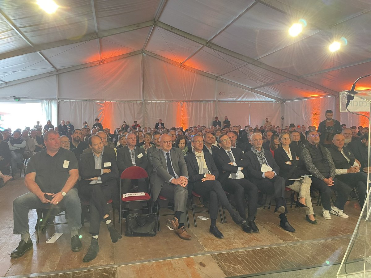 chalopinbauge's tweet photo. ✂️ Inauguration  #Ecocir à @BaugeoisVallee. Plaisir d’évoquer la force du collectif pour la réussite  de ce projet unique d'économie circulaire et transition énergétique co-construit avec les associations, entreprises collectivités. Saluer l’engagement de @BaugeoisVallee https://t.co/aEiBLU59fj