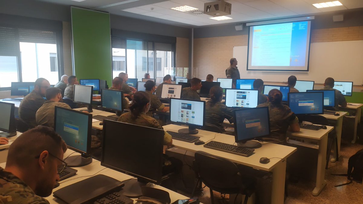 MADOC_ET's tweet photo. Esta semana han comenzado los cursos de ascenso a cabo 1° del #EjércitodeTierra de las distintas especialidades en nuestros Centros, que capacitarán a los alumnos para ocupar puestos de este empleo en las Unidades del Ejército.

#ACINF_ET #ACART_ET #ACAB_ET #ACING_ET #ACLOG_ET https://t.co/1bZf5VglZf