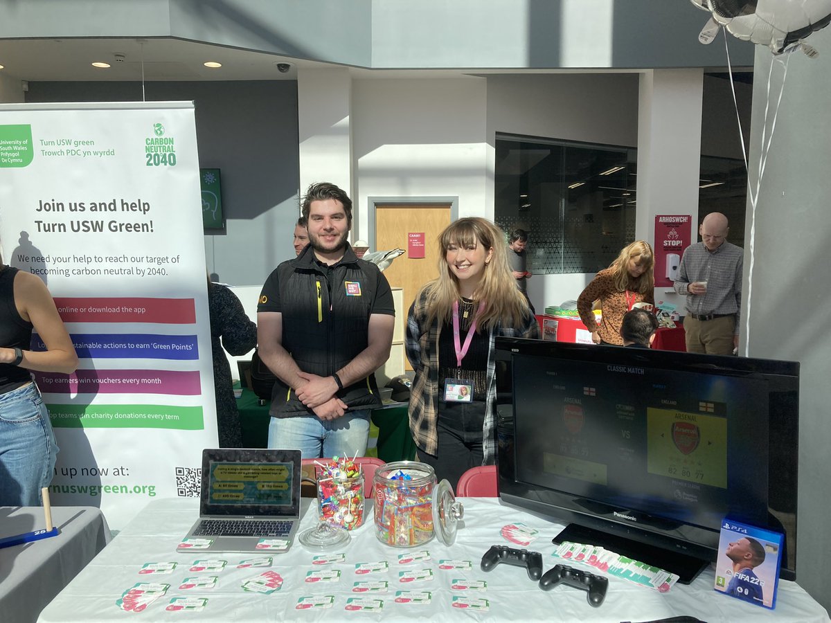 DealMeOutEmily's tweet photo. Day three of our Freshers’ Fairs and we’re at #USWelcomeFest with @USWSU - still plenty of sweets and time for FIFA22 left! Come and say hi and chat about gambling-related harm 👋 ⚽️ 🍬 @dealmeoutcic https://t.co/GJUI6Ozslb