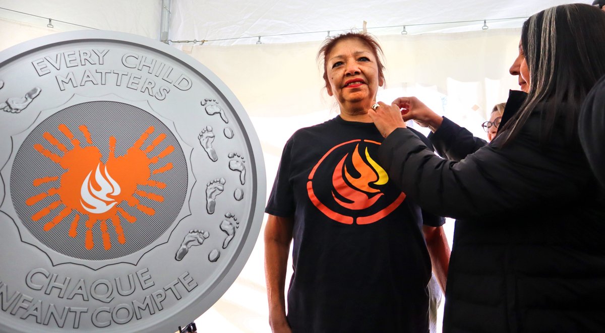 NCTR_UM's tweet image. With Survivors, families &amp;amp; @CanadianMint, we unveiled the #truthandreconciliation Keepsake to honour residential school survivors &amp;amp; victims, &amp;amp; ensure Canadians never forget the impacts. 

Proceeds will go to the Na-mi-quai-ni-mak Community Support Fund: mint.ca/en/shop/coins/…