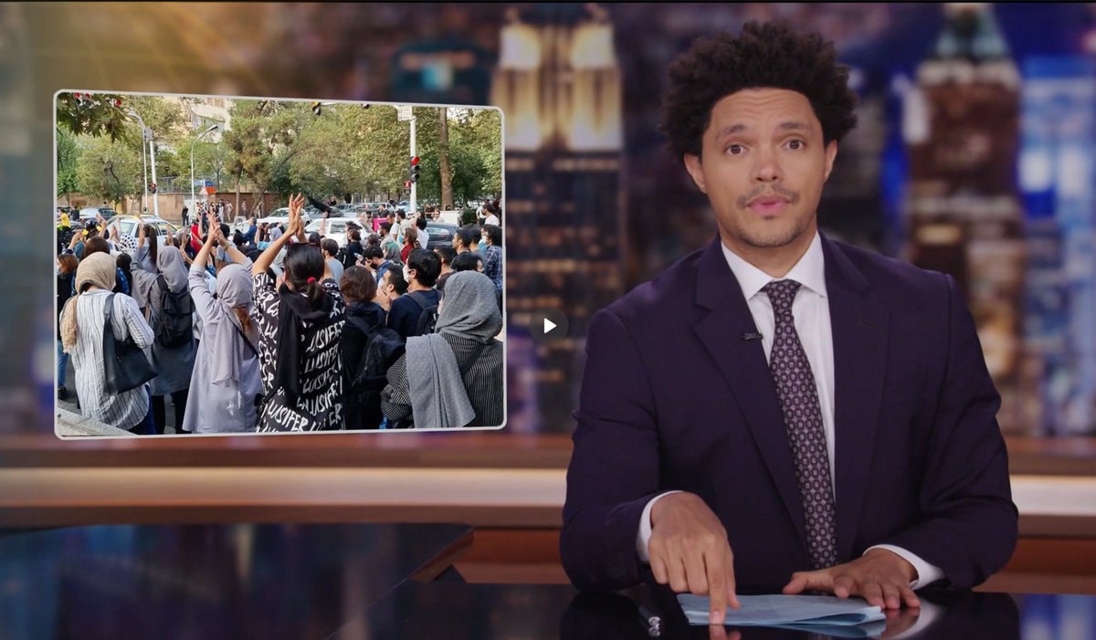 zaafsh70's tweet image. توی برنامه The daily show که خیلی معروف و محبوبه توی آمریکا دیشب  Trevornoah  گفت که زنان ایران شجاعترینن و الهام بخش همه شدن و درباره قطع شدن اینترنت هم گفت کل دنیا داره میشنوه...

#مهسا_امینی 
#OpIran