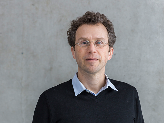 histmuseenhh's tweet photo. #interview Sebastian Lux ist Kurator der aktuellen #JenischHaus-Ausstellung "Chiffren einer Stadt". Im Gespräch hat er uns mehr über die Essenz der Ausstellung, die Interventionen darin sowie den Fotografen Hans Meyer-Veden verraten: https://t.co/6BRKfYbVjy
Foto: Marie Hölscher https://t.co/reWAW4uzOZ