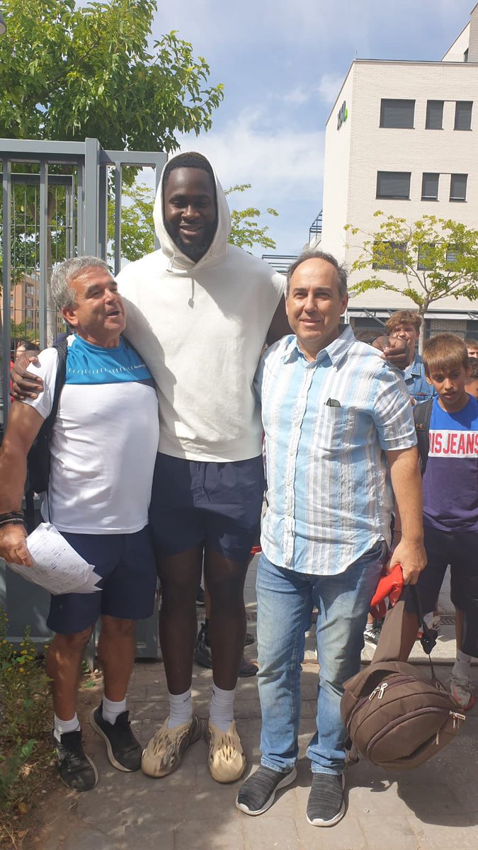 IES_ProfD_Ortiz's tweet photo. Visita de nuestro oro europeo Usman Garuba. Antes de partir para Houston, Usman se ha dado un auténtico baño de masas entre nuestro alumnado que quería fotografiarse con él. Le deseamos mucha suerte en la nueva temporada americana https://t.co/kA7cz8UxNU
