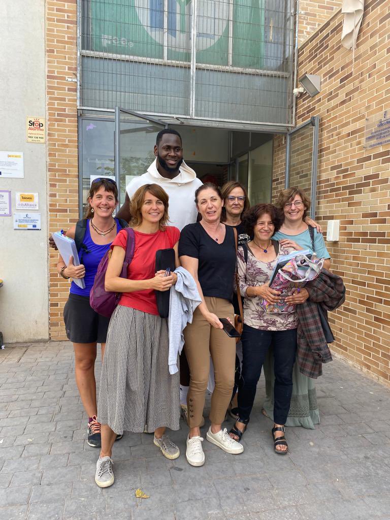 IES_ProfD_Ortiz's tweet photo. Visita de nuestro oro europeo Usman Garuba. Antes de partir para Houston, Usman se ha dado un auténtico baño de masas entre nuestro alumnado que quería fotografiarse con él. Le deseamos mucha suerte en la nueva temporada americana https://t.co/kA7cz8UxNU