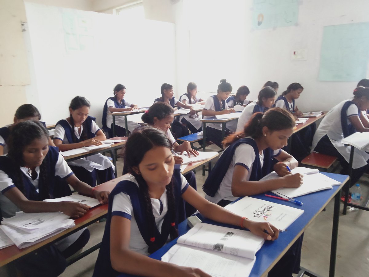 DaksyaAcademy's tweet photo. Daksya Academy, Palamu
Students of Batch 21 of Daksya Academy, Palamu practice stitching a panel frock in a practical class. #DaksyaAcademy #JSDM https://t.co/rWiMYbPPRz
