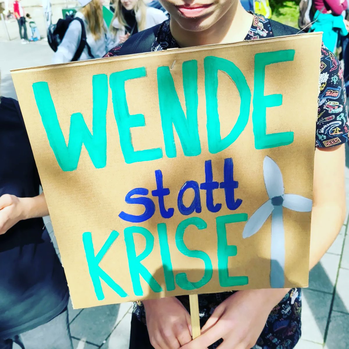 P4FChemnitz's tweet photo. Heute forderten mehr als 300 Menschen in Chemnitz: Wende statt Krise. Energiewende statt Energiekrise. Energiewende statt Klimakrise. Alle wollen morgen ihre Rechnungen noch bezahlen können. Das geht nur mit Klimaschutz &amp; Fokus auf Menschen statt Profiten.
#c2309 #PeopleNotProfit https://t.co/Xi2yhQ5H51