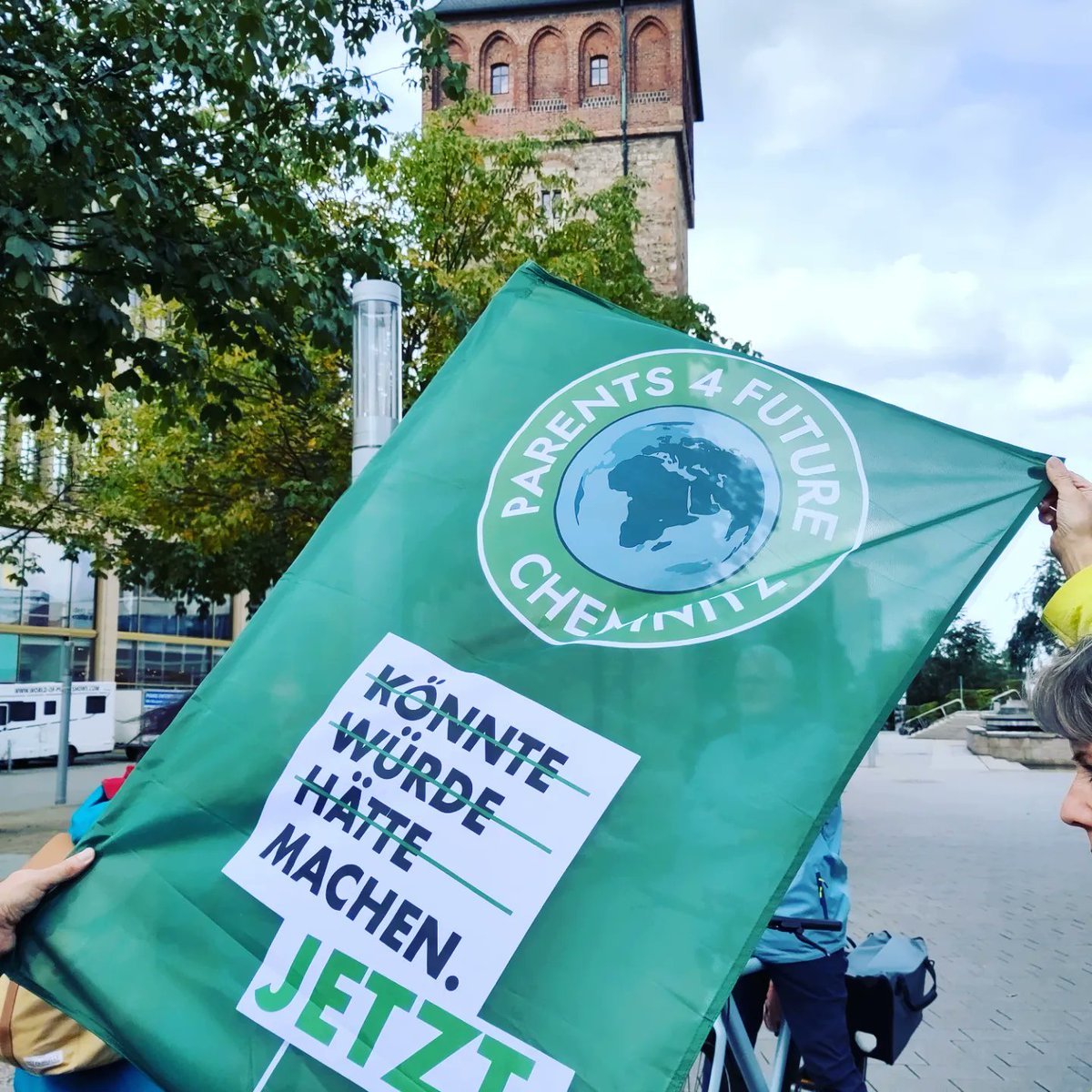 P4FChemnitz's tweet photo. Heute forderten mehr als 300 Menschen in Chemnitz: Wende statt Krise. Energiewende statt Energiekrise. Energiewende statt Klimakrise. Alle wollen morgen ihre Rechnungen noch bezahlen können. Das geht nur mit Klimaschutz &amp; Fokus auf Menschen statt Profiten.
#c2309 #PeopleNotProfit https://t.co/Xi2yhQ5H51