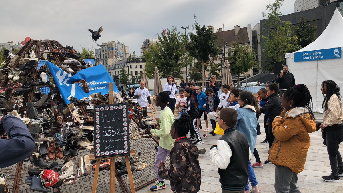 Unass_IdF's tweet photo. Demain n’hésitez pas à rapporter vos vieilles chaussures sur la place de la Bastille. Nous y avons pensé pour notre part avant d’assurer le poste de secours. https://t.co/LnikaOYtXB
