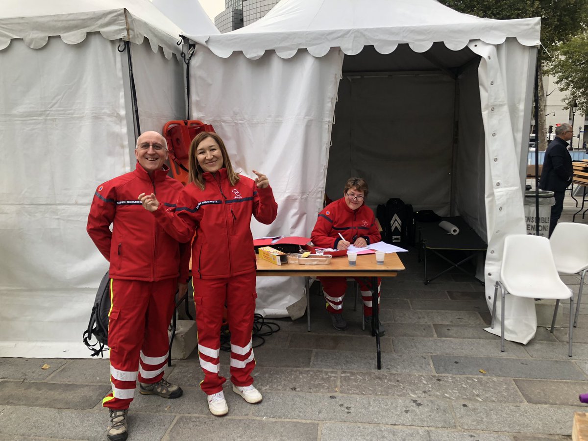 Unass_IdF's tweet photo. Demain n’hésitez pas à rapporter vos vieilles chaussures sur la place de la Bastille. Nous y avons pensé pour notre part avant d’assurer le poste de secours. https://t.co/LnikaOYtXB