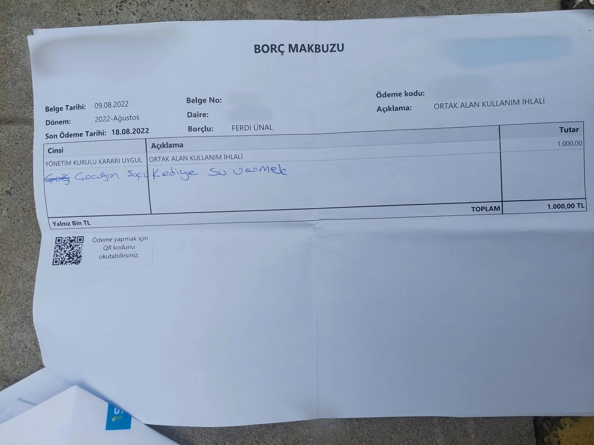 Avcılar’da bir sitede yaşayan çocuk, kedilere su verdiği için site yönetimi tarafından para cezasına çarptırıldı.