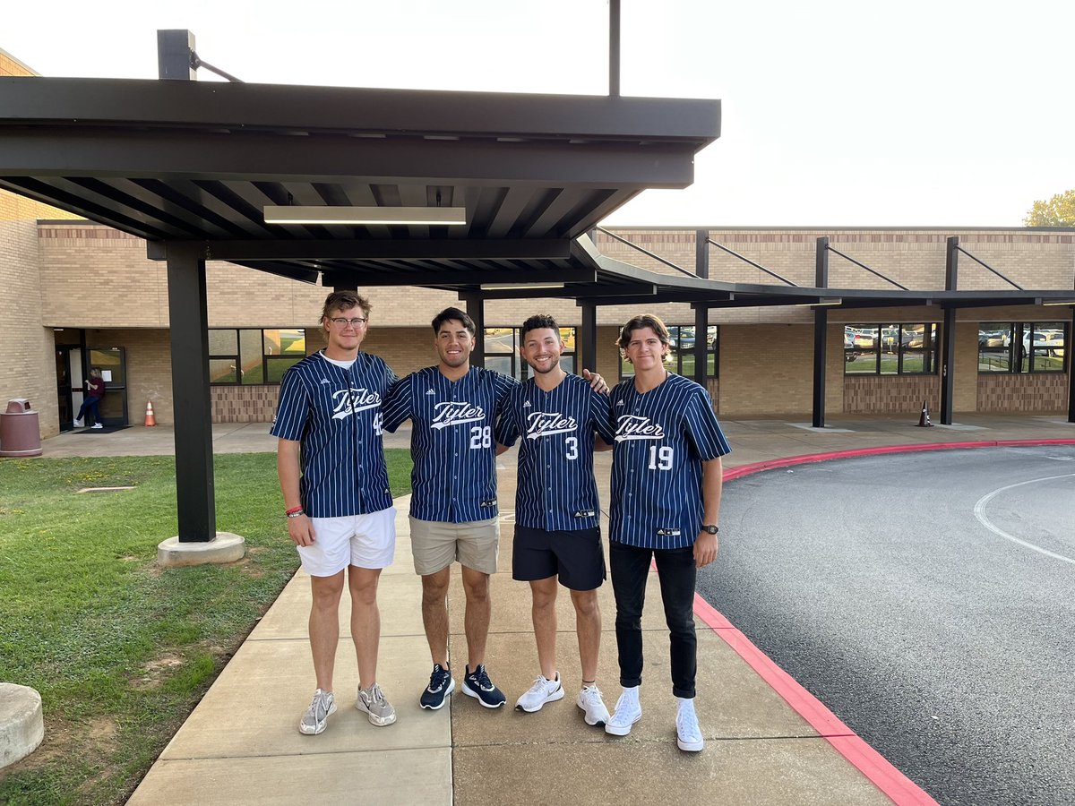 uttylerbaseball's tweet photo. Another Friday car line duty @HigginsElem and @ClarkstonTISD! No plans this afternoon, come out to Irwin Field and watch your Patriots first intrasquad of the year! First Pitch 2:30pm. Have a GREAT FRIDAY! GO PATS! https://t.co/rLoTKjMsbT