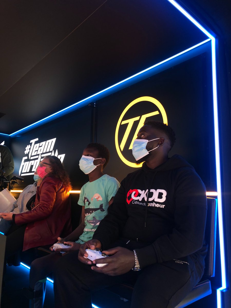 louiscarlVIgnon's tweet photo. 1/5 Après une édition 2021 réussie, nous avons renouvelé notre opération de gaming #Vanzilla avec l’association @CEKEDUBONHEUR et la @TeamFordzilla l’équipe #esport de #Ford à bord du Ford #TransitGaming, un van aménagé en salle de jeux vidéo !
#CKBD
⬇️ https://t.co/xyig5Ulvj7
