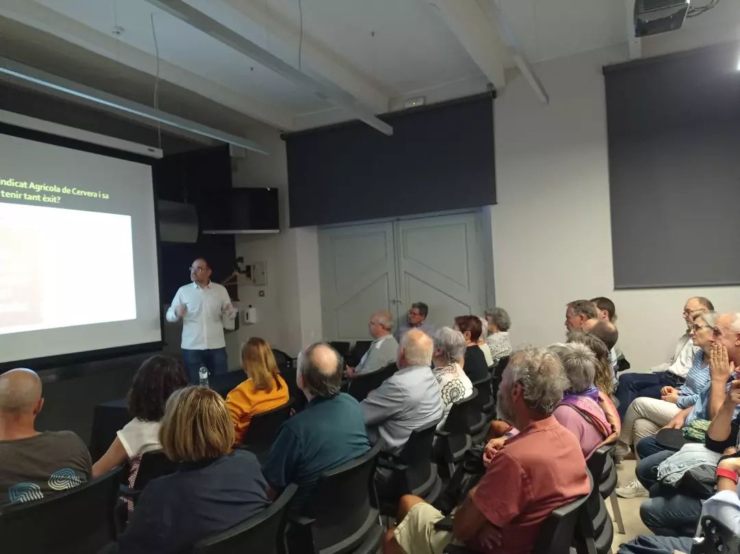paeriacervera's tweet photo. 👉 #Isagoge2022.

✔️ Ahir, el concert de jazz de Michael Lee Wolf fou un èxit, amb un centenar de persones de públic.

✔️ L'historiador cerverí Josep Maria Ramon-Muñoz va impartir una interessant xerrada sobre l'origen de la Farinera del Sindicat Agrícola. https://t.co/mA948vtE46