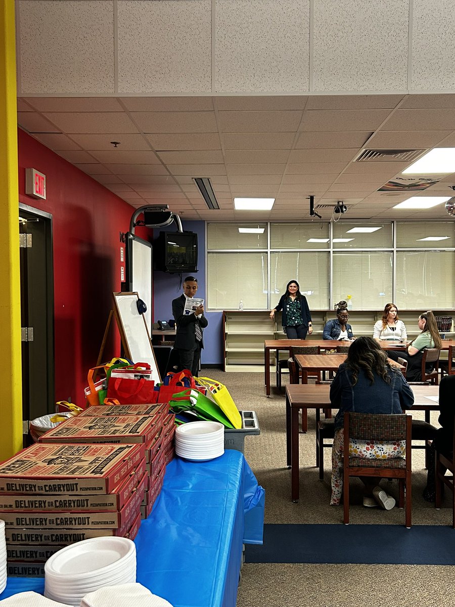 castilloclassrm's tweet photo. THANK YOU Serrano Insurance for being our community partner and stopping by open house to meet our Lobo families! 💙💚 THANK YOU for also treating our staff to pizza 🍕while we learned about the benefits of the Cornerstone club! #PISDProud https://t.co/Di2bqVPZH1