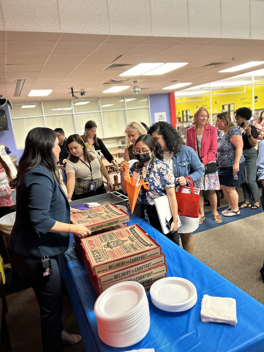 castilloclassrm's tweet photo. THANK YOU Serrano Insurance for being our community partner and stopping by open house to meet our Lobo families! 💙💚 THANK YOU for also treating our staff to pizza 🍕while we learned about the benefits of the Cornerstone club! #PISDProud https://t.co/Di2bqVPZH1