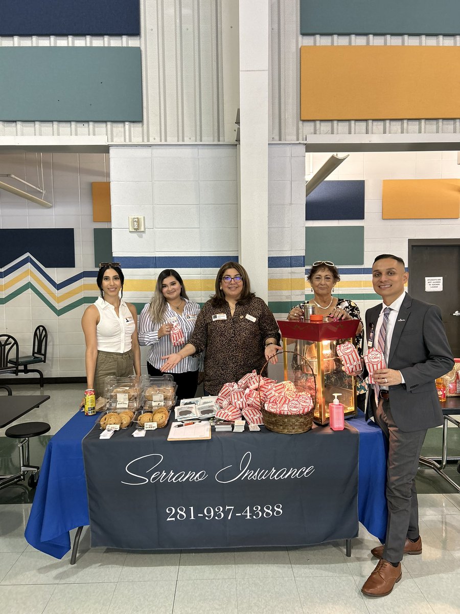 castilloclassrm's tweet photo. THANK YOU Serrano Insurance for being our community partner and stopping by open house to meet our Lobo families! 💙💚 THANK YOU for also treating our staff to pizza 🍕while we learned about the benefits of the Cornerstone club! #PISDProud https://t.co/Di2bqVPZH1
