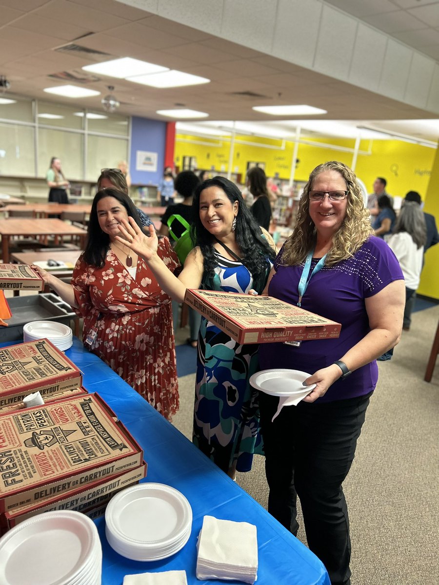 castilloclassrm's tweet photo. THANK YOU Serrano Insurance for being our community partner and stopping by open house to meet our Lobo families! 💙💚 THANK YOU for also treating our staff to pizza 🍕while we learned about the benefits of the Cornerstone club! #PISDProud https://t.co/Di2bqVPZH1