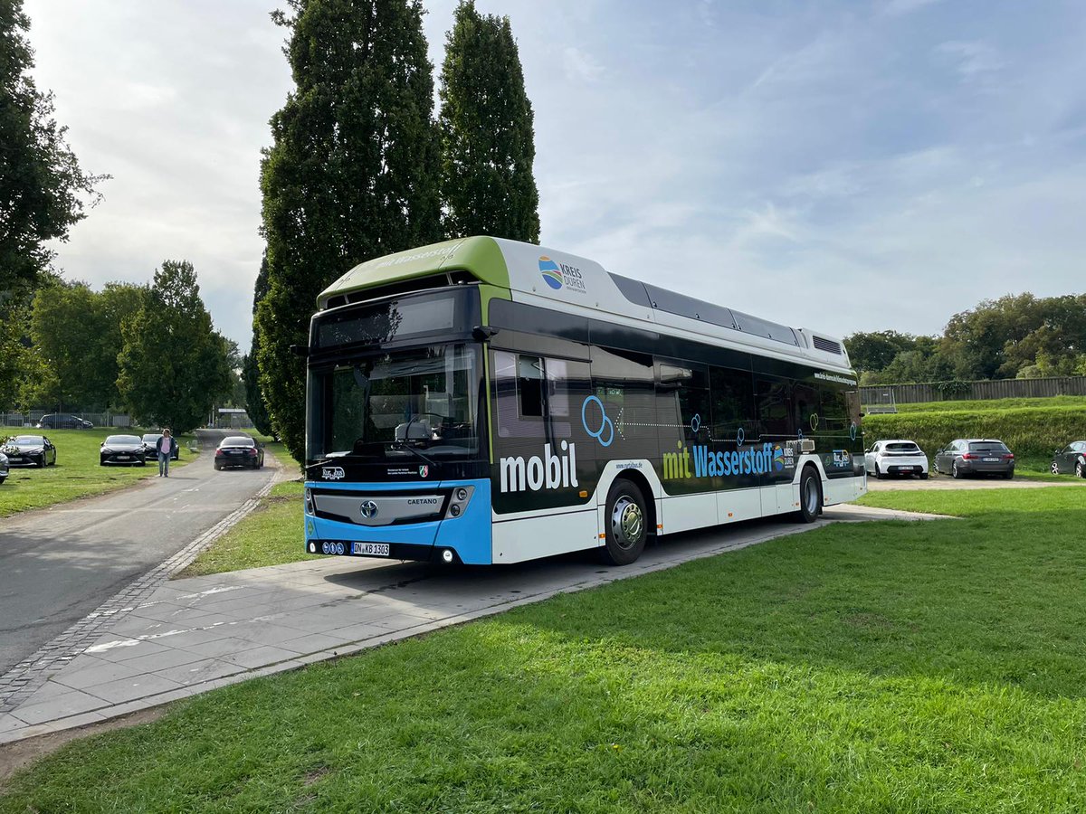 H2_MOBILITY_DE's tweet photo. 2. Wasserstoff-Messe im Kreis Düren
23.+24.09. in Jülich im Brückenkopf-Park
Wir sind heute vor Ort + freuen uns auf Ihren Besuch.
#FortschrittTanken  #Wasserstoff #H2MOBILITY #MultitalentWasserstoff #onlytwosolutions #Wasserstoffsofa #WDW
https://t.co/QKdZEywJ8s https://t.co/1yPZOL6t4Q