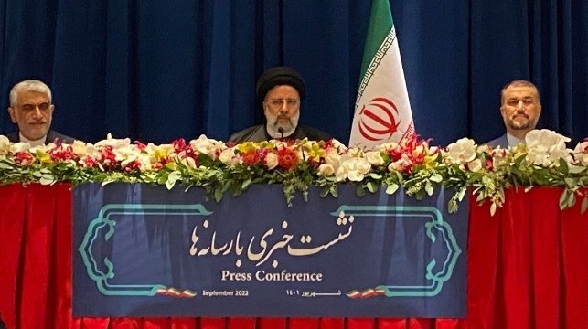 Ansarii_rahim's tweet photo. ایشان همان کسی است که م��گفتند به نیویورک برود دستگیرش میکنند؛ دیدید که رفت، در سازمان ملل عکس فرمانده شهید را هم بر دست گرفت، در خاک آمریکا خواستار محاکمه رئیس سابقشان شد، خبرنگار دروغ پردازشان را به نشست خبری راه نداد، قدرتمندانه مسیرش تا هتل را پیاده قدم زد و سپس به خانه برگشت! https://t.co/yk1234hhJC