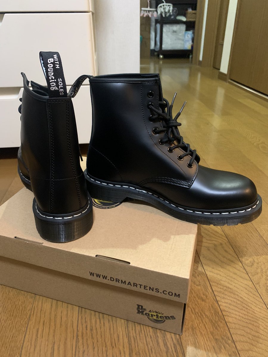 jdmmazda's tweet photo. 白ライン珍しいマーチン https://t.co/aZhGhamC3s