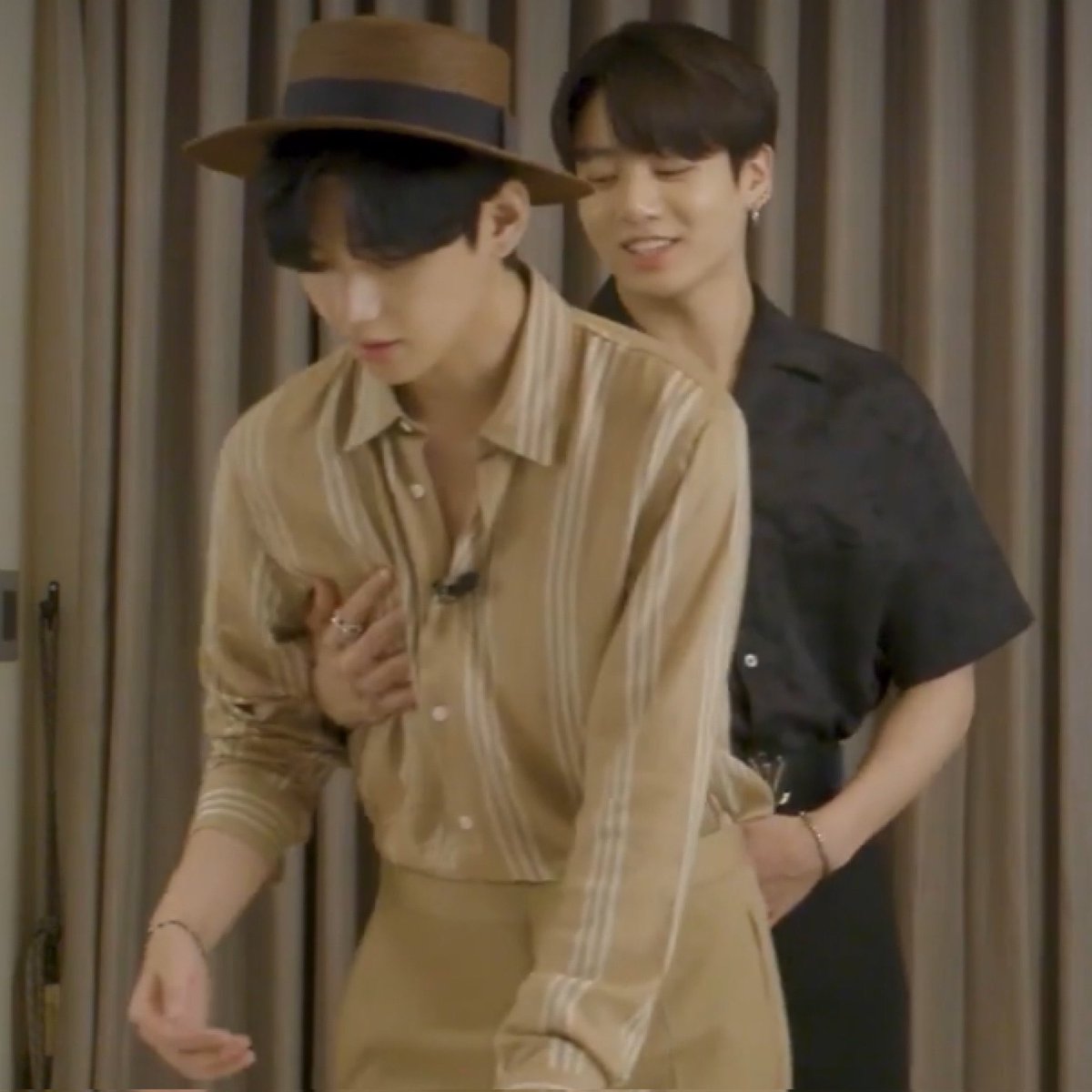 kan_myg_lmh's tweet photo. Wow wow wow, hổng có để ý tay Jeon Jeon đâu nha #taekook #taehyung #jungkook #vkool #kookv https://t.co/NgS2tPZpSo