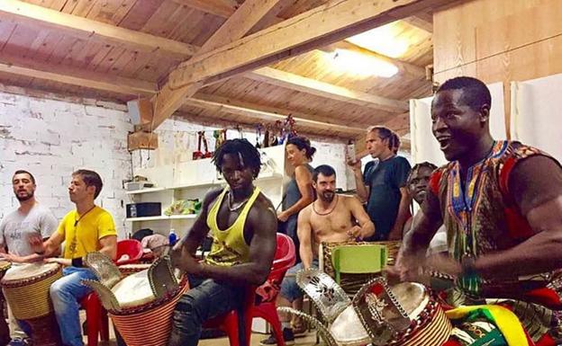 Aranzadi (@aranzadi) on Twitter photo 📢 Iturritxiki, Getariako badian murgildutako istorioa
Liburu aurkezpena + musika emanaldia (Xabier Zeberio / Kawadani)
📅 Irailak 25 (igandea)
⏱ 12:00
📍 Bista Ona, Getaria
labur.eus/R3NjU
<a href="/gordailua/">Gordailua</a> <a href="/GipuzkoaKultura/">Gipuzkoa Kultura</a> <a href="/Gob_eus/">Eusko Jaurlaritza - Gobierno Vasco</a> <a href="/GetariakoUdala/">Getariako Udala</a> <a href="/Elkano500/">Elkano 500</a> 📢 Iturritxiki, Getariako badian murgildutako istorioa
Liburu aurkezpena + musika emanaldia (Xabier Zeberio / Kawadani)
📅 Irailak 25 (igandea)
⏱ 12:00
📍 Bista Ona, Getaria
labur.eus/R3NjU
<a href="/gordailua/">Gordailua</a> <a href="/GipuzkoaKultura/">Gipuzkoa Kultura</a> <a href="/Gob_eus/">Eusko Jaurlaritza - Gobierno Vasco</a> <a href="/GetariakoUdala/">Getariako Udala</a> <a href="/Elkano500/">Elkano 500</a>