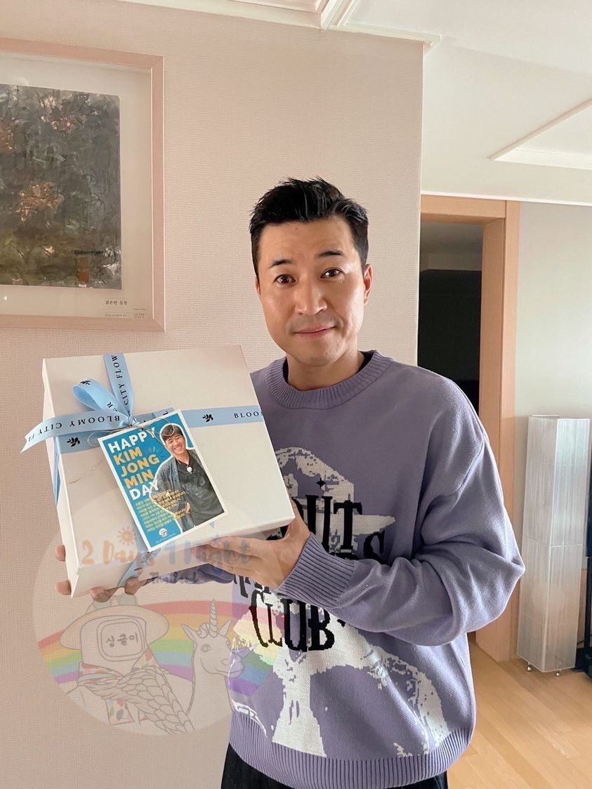 2d1n_th's tweet photo. Thank you, Jong Min Oppa, for taking your time to receive our love and return it to all the fans as always, even when you're super busy. We'll always love and support our JongMin Oppa. Love You,Oppa Kim Jong Min.💙

#1박2일 #1박2일시즌4 #연정훈 #김종민 #문세윤 #딘딘 #라비 #나인우 https://t.co/47EUCLy4eA